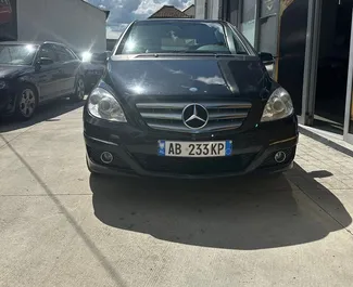 Vista frontale di un noleggio Mercedes-Benz B-Class a Tirana, Albania ✓ Auto #10531. ✓ Cambio Manuale TM ✓ 0 recensioni.