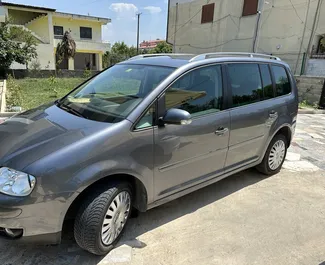 Vista frontale di un noleggio Volkswagen Touran a Durazzo, Albania ✓ Auto #10676. ✓ Cambio Automatico TM ✓ 2 recensioni.