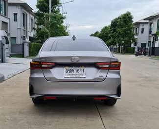 Motore Benzina da 1,6L di Toyota Yaris Ativ 2023 per il noleggio all'aeroporto Don Muang di Bangkok.