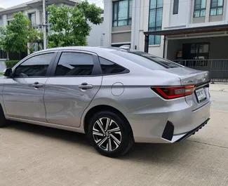 Toyota Yaris Ativ 2023 disponibile per il noleggio all'aeroporto Don Muang di Bangkok, con limite di chilometraggio di illimitato.