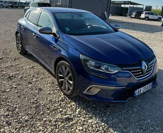 Vista frontale di un noleggio Renault Megane all'aeroporto di Tirana, Albania ✓ Auto #10514. ✓ Cambio Automatico TM ✓ 0 recensioni.