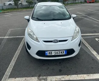 Vista frontale di un noleggio Ford Fiesta a Tirana, Albania ✓ Auto #10600. ✓ Cambio Automatico TM ✓ 0 recensioni.