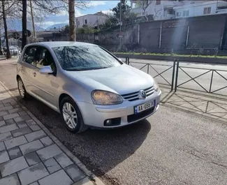 Vista frontale di un noleggio Volkswagen Golf 5 a Tirana, Albania ✓ Auto #10593. ✓ Cambio Manuale TM ✓ 0 recensioni.