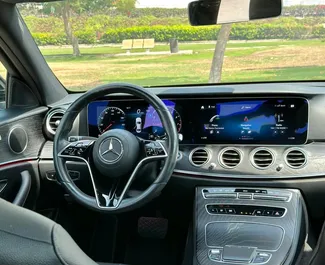 Mercedes-Benz E-Class 2021 disponibile per il noleggio a Dubai, con limite di chilometraggio di 250 km/giorno.