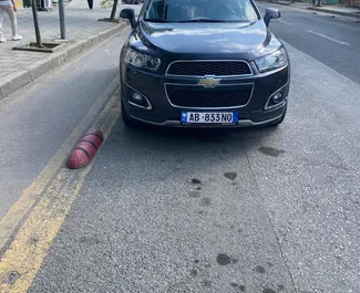 Vista frontale di un noleggio Chevrolet Captiva all'aeroporto di Tirana, Albania ✓ Auto #10637. ✓ Cambio Automatico TM ✓ 0 recensioni.