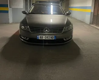 Vista frontale di un noleggio Volkswagen Passat-CC all'aeroporto di Tirana, Albania ✓ Auto #10636. ✓ Cambio Automatico TM ✓ 0 recensioni.