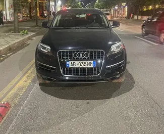 Vista frontale di un noleggio Audi Q7 all'aeroporto di Tirana, Albania ✓ Auto #10638. ✓ Cambio Automatico TM ✓ 0 recensioni.