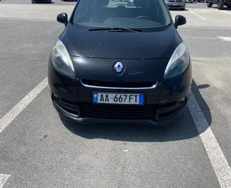 Vista frontale di un noleggio Renault Scenic all'aeroporto di Tirana, Albania ✓ Auto #10631. ✓ Cambio Manuale TM ✓ 0 recensioni.