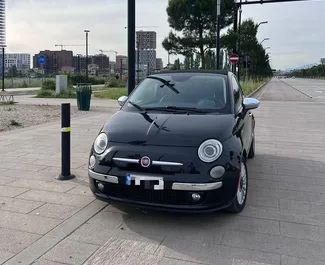 Vista frontale di un noleggio Fiat 500 Cabrio a Tirana, Albania ✓ Auto #10509. ✓ Cambio Automatico TM ✓ 0 recensioni.