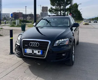 Vista frontale di un noleggio Audi Q5 a Tirana, Albania ✓ Auto #10511. ✓ Cambio Automatico TM ✓ 0 recensioni.