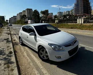 Vista frontale di un noleggio Hyundai i30 a Tirana, Albania ✓ Auto #10532. ✓ Cambio Manuale TM ✓ 0 recensioni.