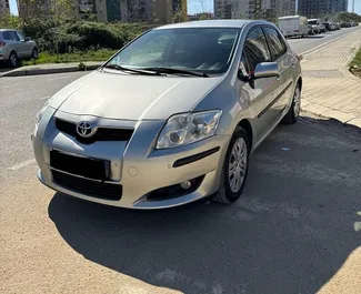 Vista frontale di un noleggio Toyota Auris a Tirana, Albania ✓ Auto #10559. ✓ Cambio Automatico TM ✓ 1 recensioni.