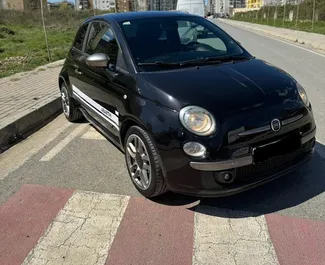 Vista frontale di un noleggio Fiat 500 a Tirana, Albania ✓ Auto #10558. ✓ Cambio Manuale TM ✓ 1 recensioni.