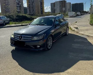 Vista frontale di un noleggio Mercedes-Benz C-Class a Tirana, Albania ✓ Auto #10560. ✓ Cambio Automatico TM ✓ 0 recensioni.