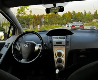 Interni di Toyota Yaris in affitto in Albania. Un'ottima auto da 5 posti con cambio Manuale.