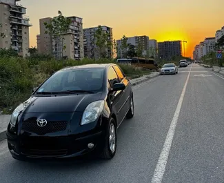 Vista frontale di un noleggio Toyota Yaris a Tirana, Albania ✓ Auto #10604. ✓ Cambio Manuale TM ✓ 1 recensioni.