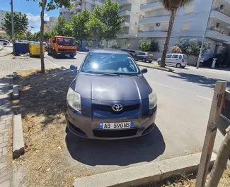 Vista frontale di un noleggio Toyota Auris a Durazzo, Albania ✓ Auto #10582. ✓ Cambio Manuale TM ✓ 0 recensioni.