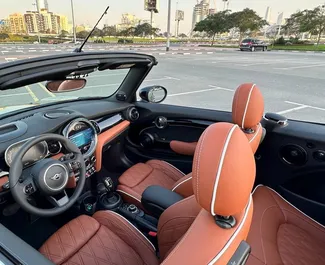 Mini Cooper S Cabrio 2024 disponibile per il noleggio a Dubai, con limite di chilometraggio di 250 km/giorno.