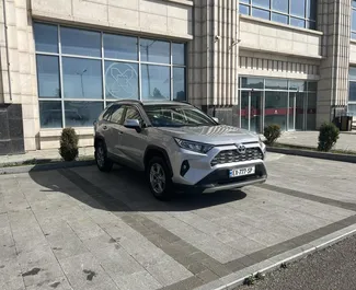 Vista frontale di un noleggio Toyota Rav4 a Tbilisi, Georgia ✓ Auto #10527. ✓ Cambio Automatico TM ✓ 0 recensioni.