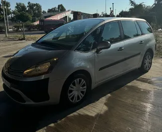 Vista frontale di un noleggio Citroen C4 Grand Picasso a Durazzo, Albania ✓ Auto #10495. ✓ Cambio Automatico TM ✓ 0 recensioni.