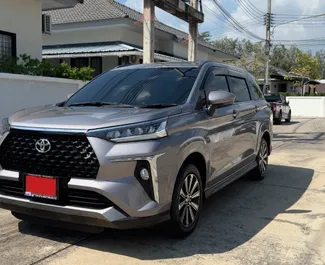 Vista frontale di un noleggio Toyota Veloz all'aeroporto di Phuket, Thailandia ✓ Auto #10738. ✓ Cambio Automatico TM ✓ 0 recensioni.