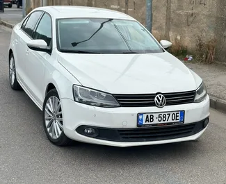 Vista frontale di un noleggio Volkswagen Jetta a Durazzo, Albania ✓ Auto #10791. ✓ Cambio Automatico TM ✓ 0 recensioni.