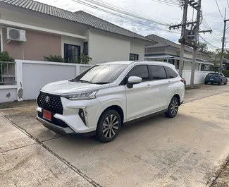 Vista frontale di un noleggio Toyota Veloz all'aeroporto di Phuket, Thailandia ✓ Auto #10737. ✓ Cambio Automatico TM ✓ 0 recensioni.