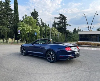 Interni di Ford Mustang Cabrio in affitto in Georgia. Un'ottima auto da 4 posti con cambio Automatico.