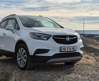 Vista frontale di un noleggio Buick Encore a Kutaisi, Georgia ✓ Auto #10798. ✓ Cambio Automatico TM ✓ 0 recensioni.