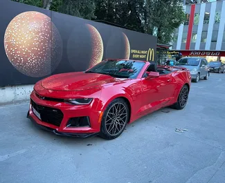 Vista frontale di un noleggio Chevrolet Camaro Cabrio a Tbilisi, Georgia ✓ Auto #10696. ✓ Cambio Automatico TM ✓ 0 recensioni.