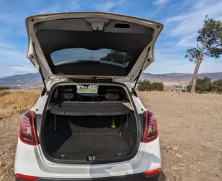 Interni di Buick Encore in affitto in Georgia. Un'ottima auto da 5 posti con cambio Automatico.