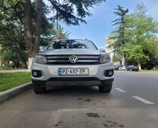 Vista frontale di un noleggio Volkswagen Tiguan a Kutaisi, Georgia ✓ Auto #10799. ✓ Cambio Automatico TM ✓ 0 recensioni.