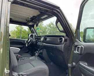 Interni di Jeep Wrangler in affitto in Georgia. Un'ottima auto da 5 posti con cambio Automatico.