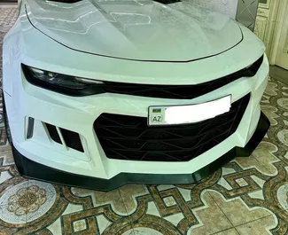 Vista frontale di un noleggio Chevrolet Camaro Cabrio a Baku, Azerbaigian ✓ Auto #10772. ✓ Cambio Automatico TM ✓ 0 recensioni.