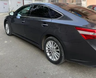 Interni di Toyota Avalon in affitto in Georgia. Un'ottima auto da 5 posti con cambio Automatico.