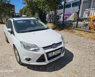 Vista frontale di un noleggio Ford Focus a Tirana, Albania ✓ Auto #10780. ✓ Cambio Automatico TM ✓ 0 recensioni.