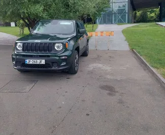 Vista frontale di un noleggio Jeep Renegade a Tbilisi, Georgia ✓ Auto #10802. ✓ Cambio Automatico TM ✓ 0 recensioni.