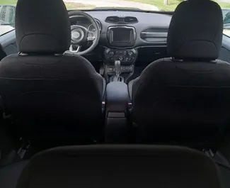 Interni di Jeep Renegade in affitto in Georgia. Un'ottima auto da 5 posti con cambio Automatico.