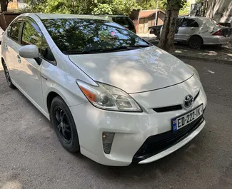 Vista frontale di un noleggio Toyota Prius a Tbilisi, Georgia ✓ Auto #10716. ✓ Cambio Automatico TM ✓ 0 recensioni.