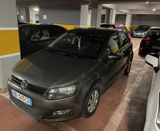 Vista frontale di un noleggio Volkswagen Polo a Tirana, Albania ✓ Auto #10797. ✓ Cambio Manuale TM ✓ 0 recensioni.