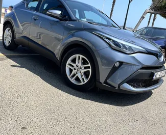 Vista frontale di un noleggio Toyota C-HR a Valencia, Spagna ✓ Auto #10764. ✓ Cambio Automatico TM ✓ 0 recensioni.