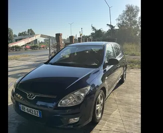 Vista frontale di un noleggio Hyundai i30 a Durazzo, Albania ✓ Auto #10494. ✓ Cambio Manuale TM ✓ 0 recensioni.