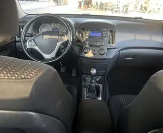 Interni di Hyundai i30 in affitto in Albania. Un'ottima auto da 5 posti con cambio Manuale.