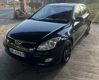 Vista frontale di un noleggio Hyundai i30 a Durazzo, Albania ✓ Auto #10493. ✓ Cambio Manuale TM ✓ 0 recensioni.