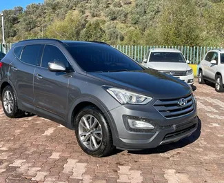 Vista frontale di un noleggio Hyundai Santa Fe a Tirana, Albania ✓ Auto #10783. ✓ Cambio Automatico TM ✓ 0 recensioni.