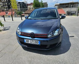 Vista frontale di un noleggio Volkswagen Golf 6 a Tirana, Albania ✓ Auto #7220. ✓ Cambio Automatico TM ✓ 0 recensioni.