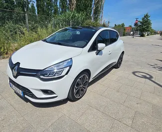 Vista frontale di un noleggio Renault Clio 4 a Tirana, Albania ✓ Auto #10781. ✓ Cambio Automatico TM ✓ 0 recensioni.