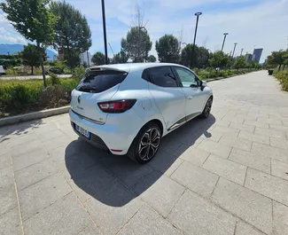 Noleggio Renault Clio 4. Auto Economica per il noleggio in Albania ✓ Cauzione di Deposito di 200 EUR ✓ Opzioni assicurative CDW, SCDW, All'estero.