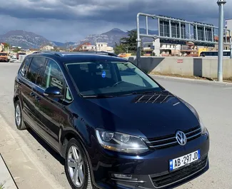 Vista frontale di un noleggio Volkswagen Sharan a Tirana, Albania ✓ Auto #6663. ✓ Cambio Automatico TM ✓ 0 recensioni.