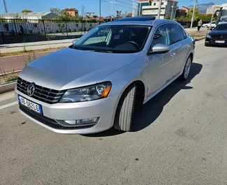 Vista frontale di un noleggio Volkswagen Passat a Tirana, Albania ✓ Auto #7446. ✓ Cambio Automatico TM ✓ 0 recensioni.